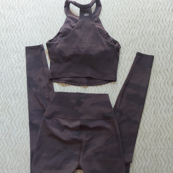 Alo yoga matching set - Picture 3 of 3